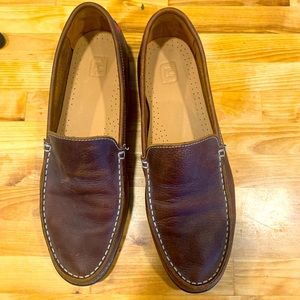 Mens brown leather “club casual” loafers with rubber sole.  No damage to shoes.